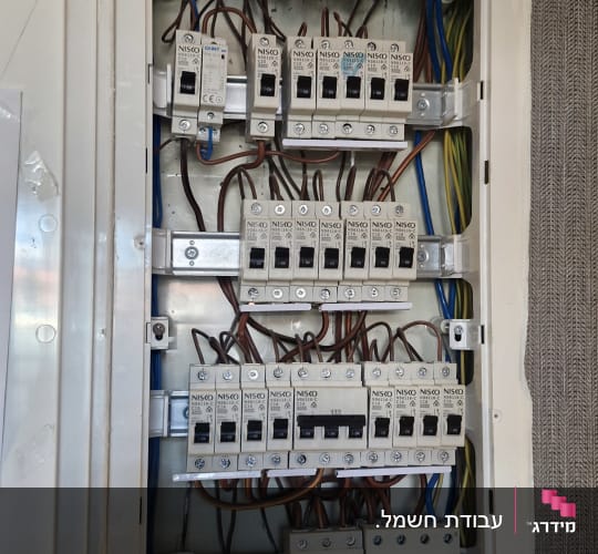 לוח חשמל עם חוטים ומפסקים